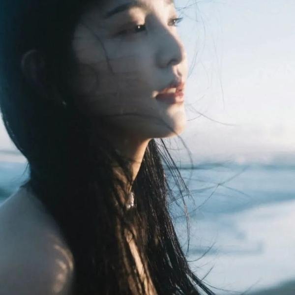 在角落，主教身边